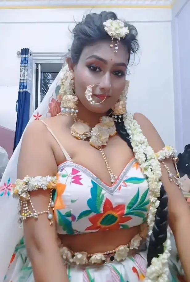 Featured image for Hot Instagram Model Gets Fully Nude Spreads Her Legs Wide on a Chair and Fingers Her Pussy